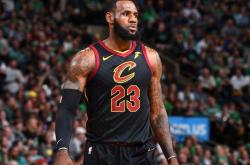 亚博体育-詹姆斯关键节点突破纪录，加拿大队带队取胜！的简单介绍