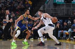 亚博-东契奇回归赛场，战术调整首场状态亮眼，巴塞罗那观众沸腾！的简单介绍